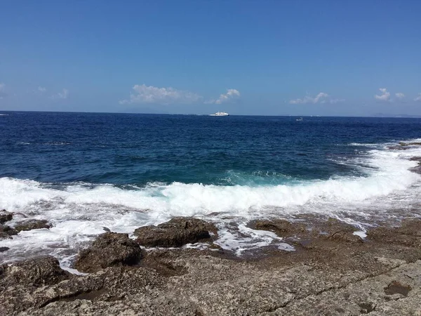 ソレントとナポリ湾 イタリアの海岸線の空中ビュー このエリアはレモンとリモンチェッロの生産で有名です イタリア — ストック写真