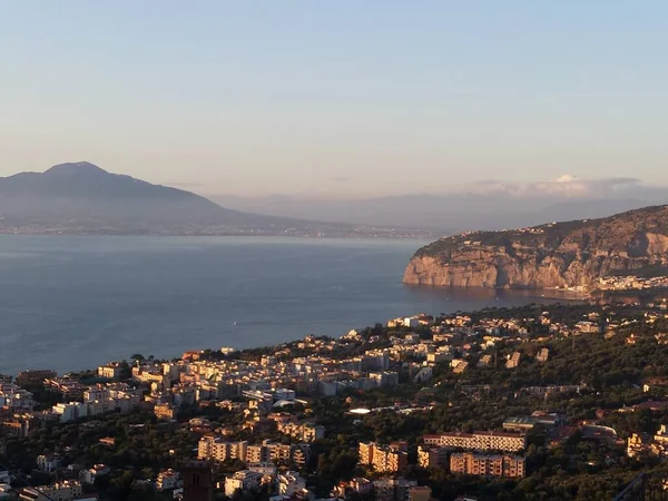 이탈리아 소렌토와 나폴리 만의해 안선을 공중에서 내려다본 지역은 이탈리아 리몬첼로 — 스톡 사진