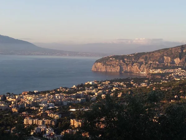 이탈리아 소렌토와 나폴리 만의해 안선을 공중에서 내려다본 지역은 이탈리아 리몬첼로 — 스톡 사진