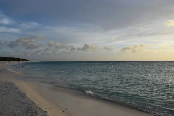 Belo Pôr Sol Dourado Praia Branca Aruba Com Água Azul — Fotografia de Stock
