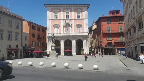 Det Røde Flagget Til Pisa Beveget Seg Med Vinden Broen – stockvideo