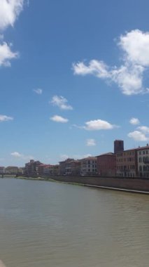 Pisa 'nın kırmızı bayrağı İtalya' nın Tuscany kentindeki Pisa şehir merkezindeki Arno nehri üzerindeki 