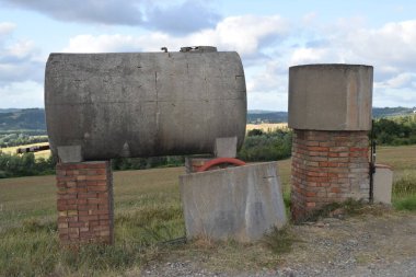 İtalya 'nın orta kesimindeki Toskana tepelerinde tarım sulama için çimento ile yapılan kırsal su tankı.