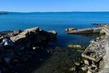 Güneşli bir yaz sabahı Marina di Cecina 'nın panoramik manzarası ve deniz kıyısı.