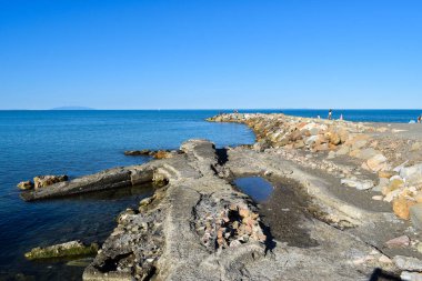Güneşli bir yaz sabahı Marina di Cecina 'nın panoramik manzarası ve deniz kıyısı.