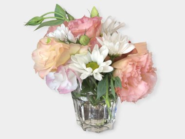 Bir cam fincan beyaz buket güzel.