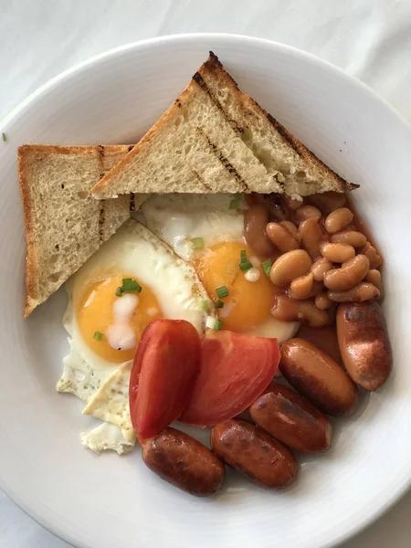 Ontbijt Met Gebakken Eieren Worstjes Toast Een Bord Bekijken Van — Stockfoto