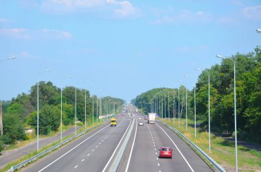 Kiev-Chop otoyol öğleden sonra arabalı, her yönde iki şeritli görüntülemek mesafe içine.