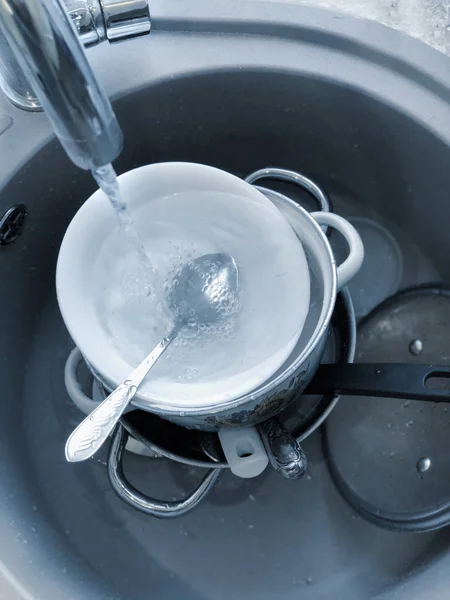 Een Heleboel Vuil Vaatwerk Waarop Water Stroomt Ronde Zinken Keuken — Stockfoto