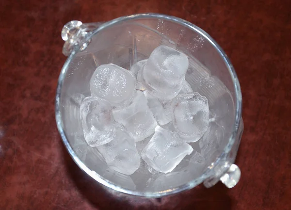 Ледяной Куб Стеклянном Ведре Деревянном Столе Вид Сверху — стоковое фото