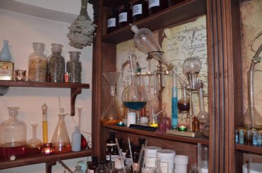 Vintage laboratuvar incelemesi araçları ve otlar, şişeler ve eski bir eczane rafta şişeleri ile şişe.