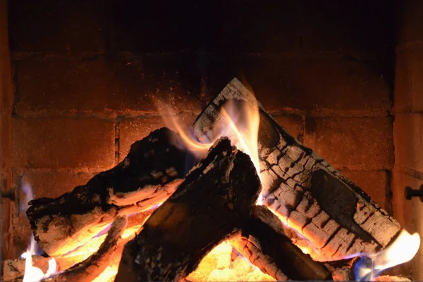 Płonie Ogień Kominku Drewno Kominkowe Płomieniem Tle Muru — Zdjęcie stockowe