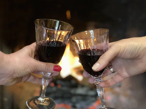 Two Hands Glasses Red Wine Background Fire Fireplace Romantic Dinner — Stock Photo, Image