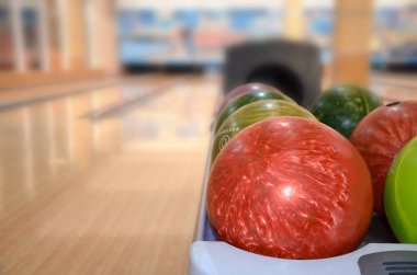 Portre renkli bowling topları ve bowling salonu ahşap lane.