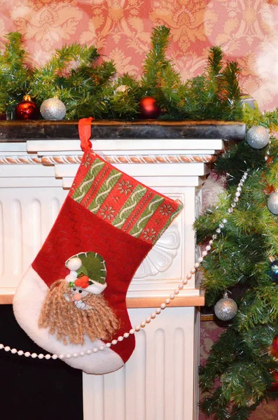 Meia Uma Lareira Natal Decorada Com Ramos Verdes Uma Árvore — Fotografia de Stock