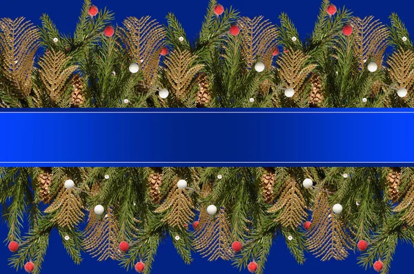 背景与圣诞树的分支与装饰品和蓝色丝带在他们之间 — 图库照片