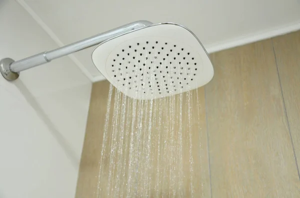 Duschkopf Mit Strömendem Wasser Badezimmer Vor Dem Hintergrund Von Fliesen — Stockfoto