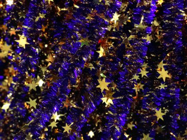 Mavi cicili altın yıldız. Noel bulanık arka plan.