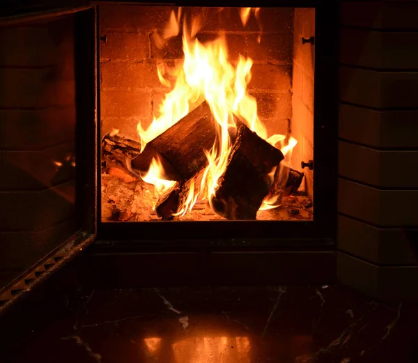 Fire Burning Fireplace Firewood Flame Brickwork Empty Shelf Front Fireplace — Stock Photo, Image