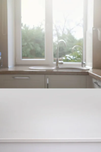 Білий Стіл Проти Розмитого Вікна Видом Дерева Інтер Єрі Кухні — стокове фото