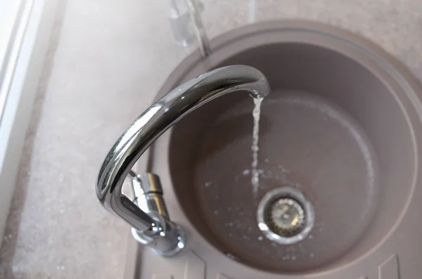 Schüsselspüle Mit Sanitär Mixer Und Gießen Von Wasser Blick Von — Stockfoto