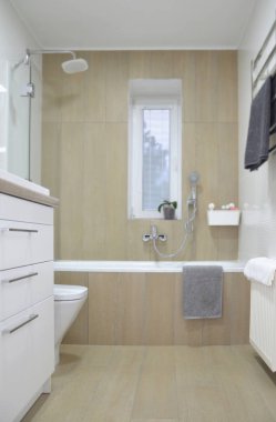 Modern banyo iç tasarım ile ahşap ve beyaz bitirmek. Görüntü