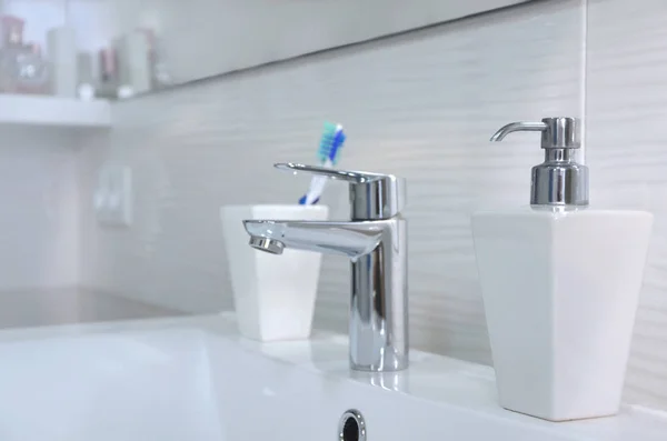 Waschbecken Weißen Badezimmer Mit Seifenspender Und Zahnbürsten Glas — Stockfoto