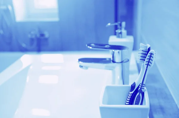 Zahnbürsten Einem Weißen Glas Spender Mit Seife Ein Waschbecken Mit — Stockfoto