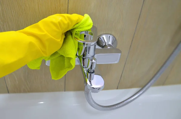 Een Vrouw Wast Een Waterkraan Schoon Met Gele Handschoenen Een — Stockfoto