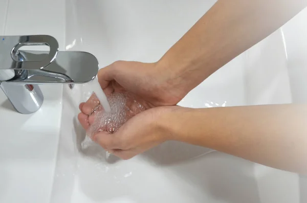 Jonge Man Wassen Handen Onder Waterkraan White Moderne Keramische Wastafel — Stockfoto