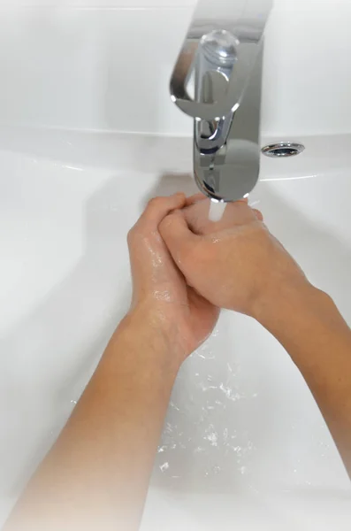 Wassen Handen Met Zeep Onder Kraan Met Water Hygiëne Reinigen — Stockfoto