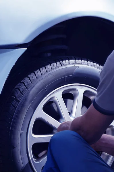 Servis aracında tekerleğin değiştirilmesi.