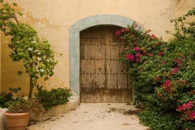 Malta şehirde eski kapı