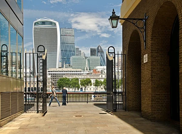 Londra sokak - eski ve yeni binalar arasındaki kontrast