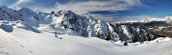Dağlar - İtalyan Dolomitler'in panoramik görünüm