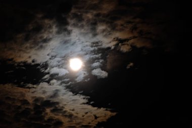 Yaz gecesi dolunay içinde