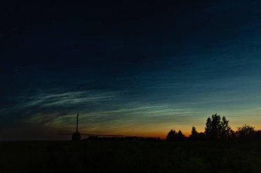 Gün batımında güzel gümüş bulutlar