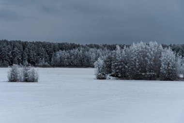 Kış, taş ocağı, buz çiseleyen yağmur, frost.