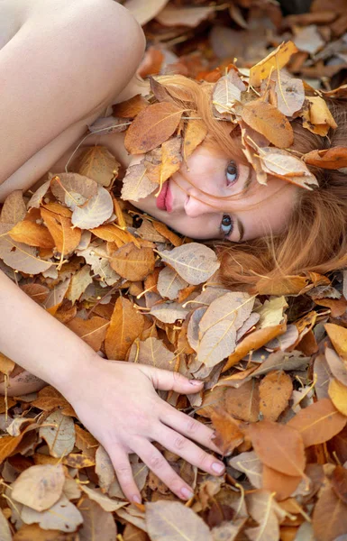 Όμορφη Σέξι Όμορφη Νεαρή Κοκκινομάλλα Κοπέλα Ξαπλωμένος Χρυσή Φθινόπωρο Φύλλα — Φωτογραφία Αρχείου