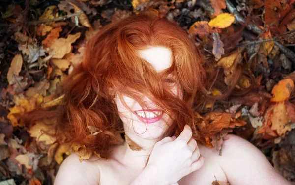 Портрет Милой Молодой Красивой Девушки Ясными Плечами Покрытой Красными Оранжевыми — стоковое фото