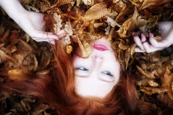 Retrato Una Linda Joven Adorable Cubierta Hojas Otoñales Rojas Naranjas — Foto de Stock