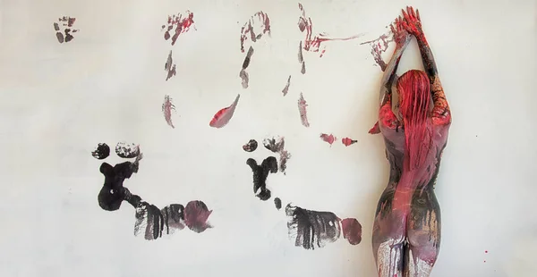 Joven Mujer Pintada Artísticamente Abstracta Con Negro Rojo Blanco Pintura — Foto de Stock