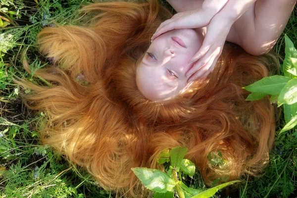 Krásná Mladá Promyšlené Sexy Žena Portrét Oči Polozavřené Ležící Zelené — Stock fotografie