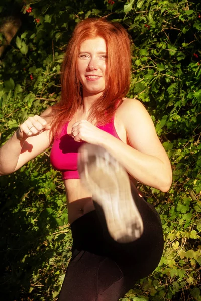 Jovem Ruiva Mulher Lutando Brincalhamente Sorrindo Kickboxing Ataque Natureza Sol — Fotografia de Stock