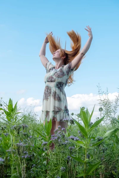 美しい若い重要なセクシーな女性の自然の中で新鮮な空気を楽しんでいます ラストは 彼女の腕を上げる — ストック写真