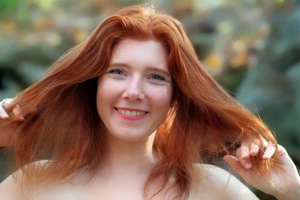 Ücretsiz Omuz Güzel Seksi Çekici Ateşli Kadın Zencefil Kızıl Saçlı — Stok fotoğraf