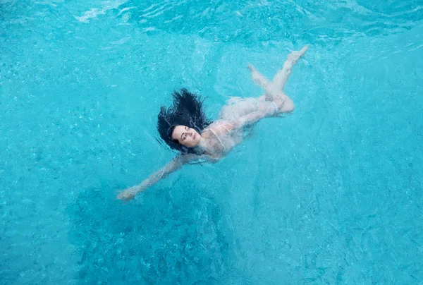 햇빛에 휴가에 드레스에 머리와 무중력 우아한 행복에 수영장에서 청록색 — 스톡 사진
