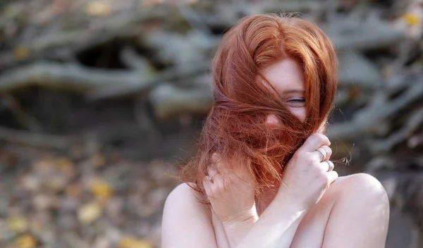 Retrato Una Joven Encantadora Chica Pelo Zorro Con Hombros Libres — Foto de Stock