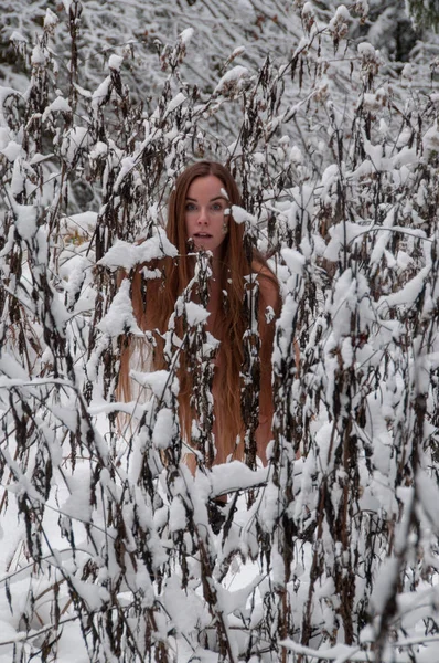 Junge Frau Mit Langen Haaren Winter Frost Kälte Wellness Nach — Stockfoto