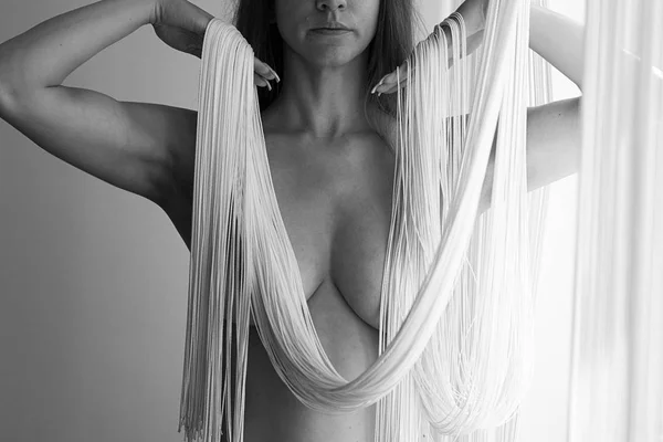 一个年轻华丽的女人迷人性感的裸体身体 下巴和嘴巴 部分覆盖着一个落弦窗帘装饰在优雅的形状白色线程 — 图库照片